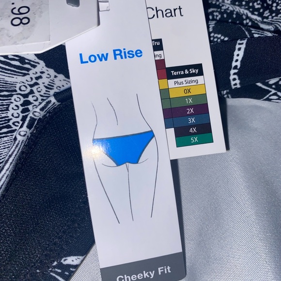 Bikini, women’s size (4-6), white & black design,underwire,padded. - Picture 10 of 11